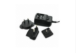 黒い自在継手の交流電力のアダプター、EN60950/EN60065 交換可能なプラグ