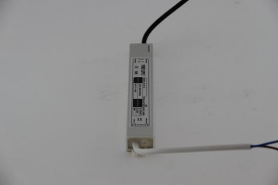 2500mA 12 V DC 30W は LED の運転者/IP68 LED の電源 EPA8270C を防水します