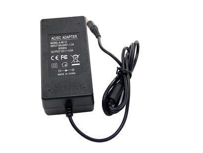 携帯用調整された電圧 AC DC電源のアダプター 60W AC 110V - 220V の 12 ボルト力のアダプター