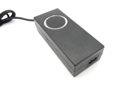 セリウムはDCの現在の保護上の普遍的なラップトップ力のアダプターに90W ACを証明します