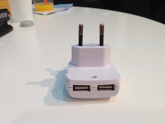 白い 2.1A はプラグ、100 Usb の壁の充電器の交流電力のアダプターの充電器の EU の- 240v 二倍になります
