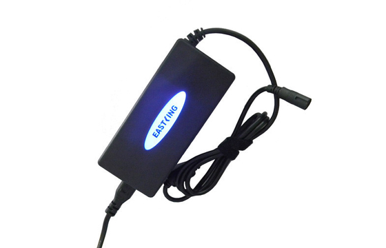 イギリス/米国 90W の LED が付いている普遍的なラップトップ力のアダプター自動 5V 2.1A USB