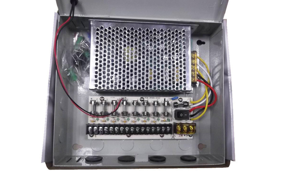 12V 5Amps CCTV の電源箱 9 チャネル、CCTV のカメラの電源