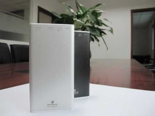 黒い白 5V の移動式電源/7000MAH 携帯用力銀行