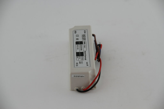 防水 IP67 60W の一定した電圧 LED 運転者 120V AC、隔離されたプラスチック ケース