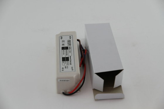 防水 IP67 60W の一定した電圧 LED 運転者 120V AC、隔離されたプラスチック ケース