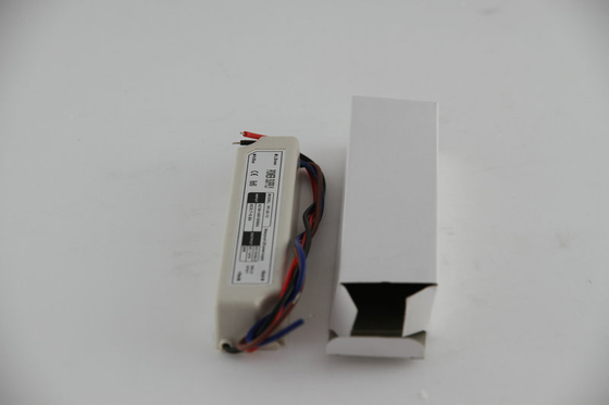普遍的な AC と防水高い明るさ 12V 20W の一定した電圧 LED 運転者